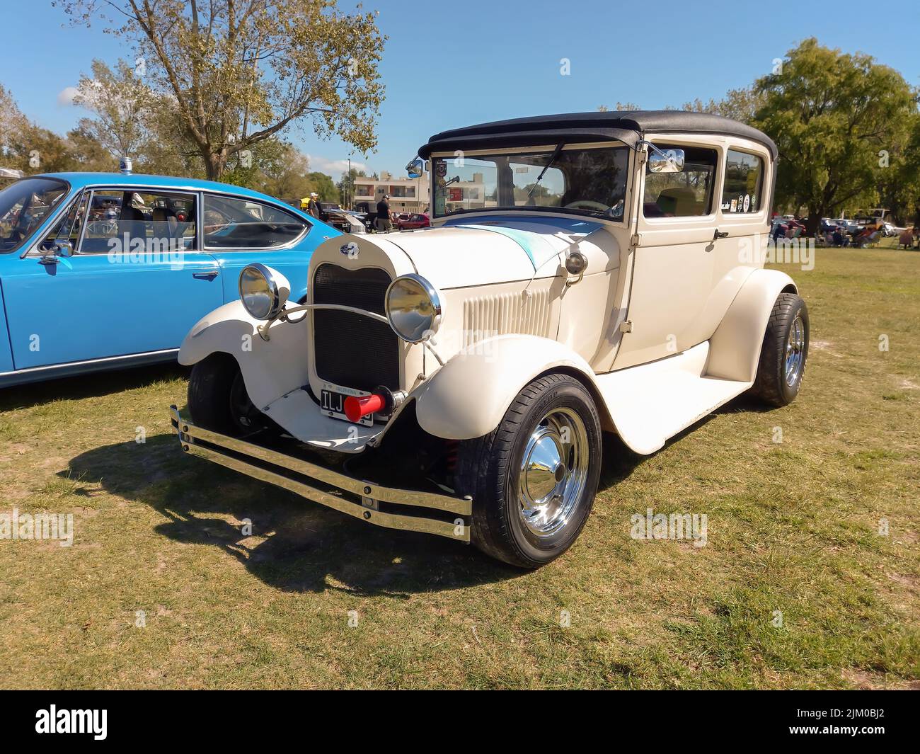 Chascomus, Argentina - Apr 9, 2022: Old White Ford modello A Tudor Sedan 1928 - 1931. Natura verde erba e gli alberi sfondo. Mostra di auto classiche. Copyspa Foto Stock