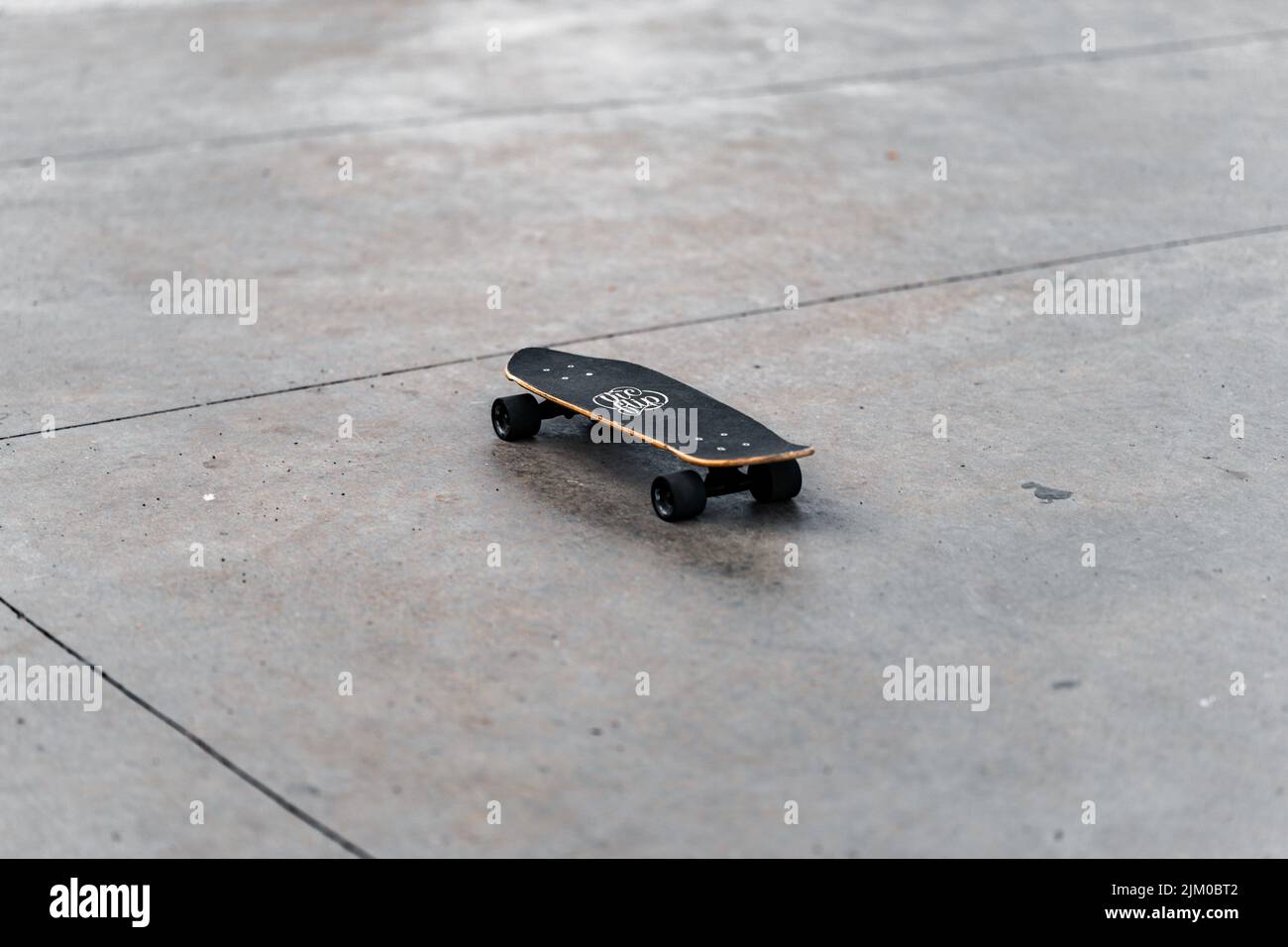 Un primo piano di uno skateboard in un parco Foto Stock