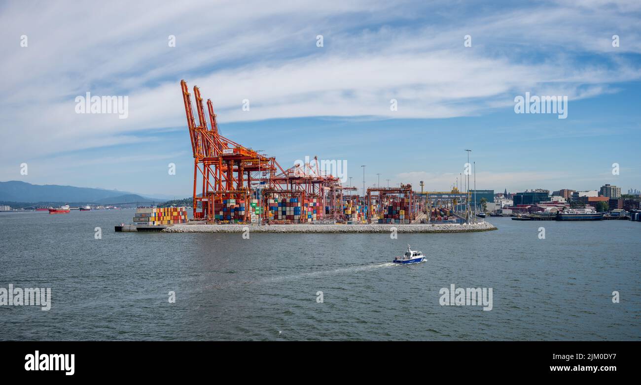 Vancouver, Canada 24 luglio 2022: Il porto di Vancouver gestisce circa 400.000 veicoli all'anno, rendendo il porto di Vancouver uno dei primi tre posti Foto Stock