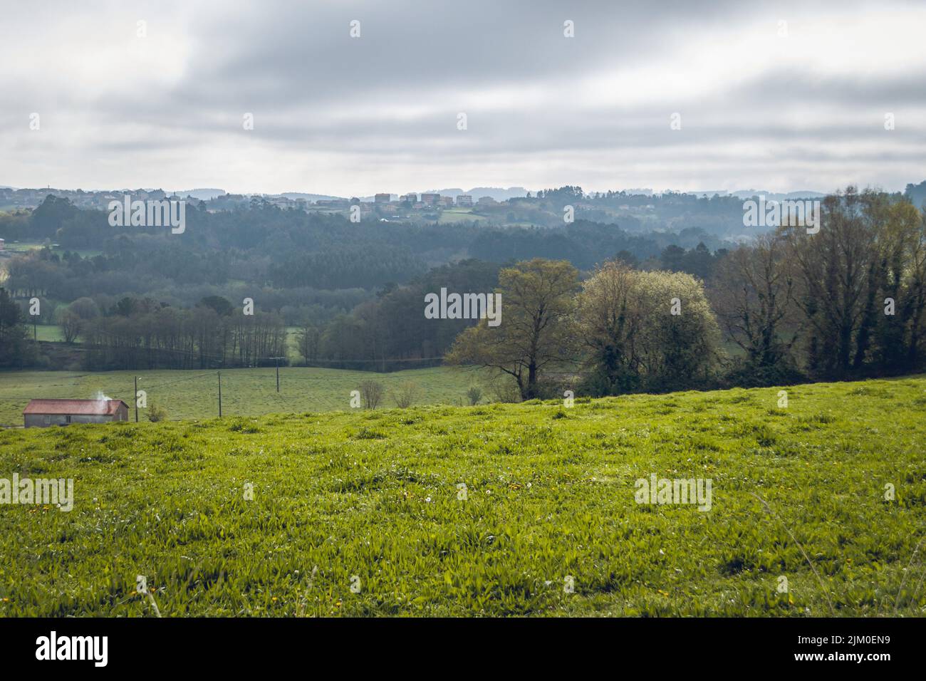 Una vista aerea della strada rurale di Santiago in Galizia, Spagna Foto Stock