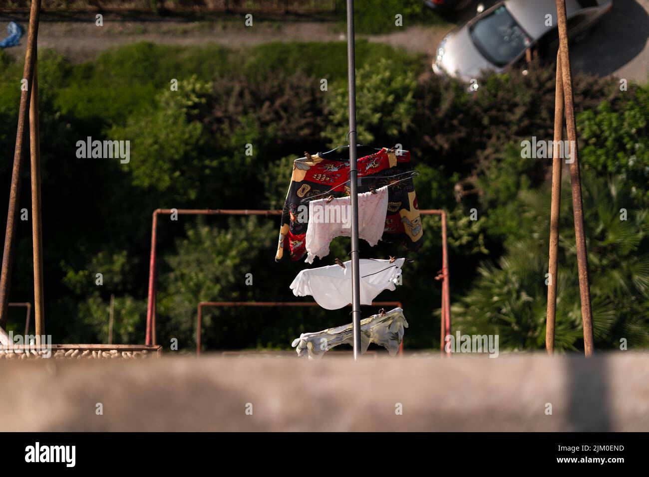 Un colpo selettivo di fuoco di bucato che asciuga fuori della casa Foto Stock