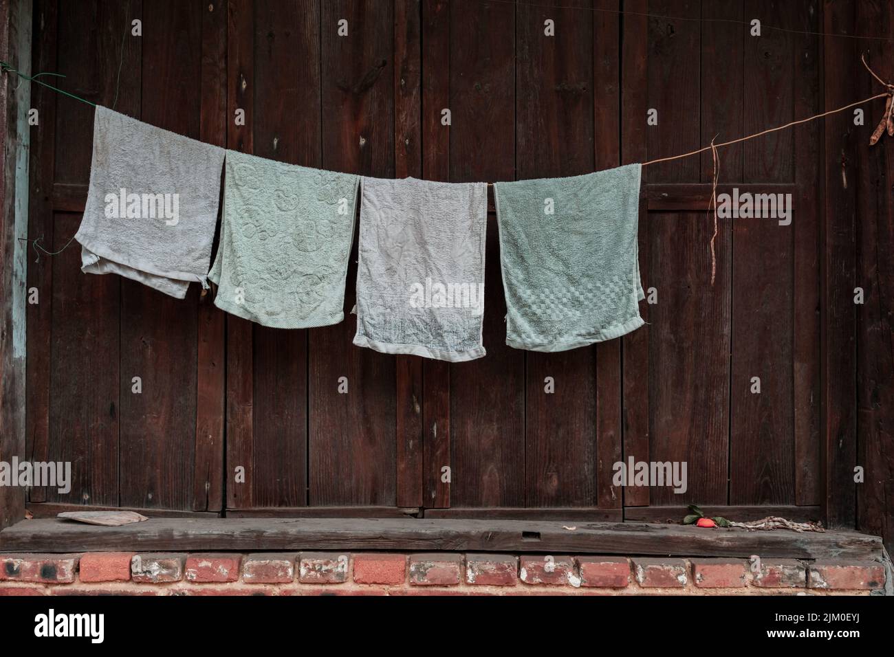 Asciugamani appesi su una corda fuori di una casa Foto Stock