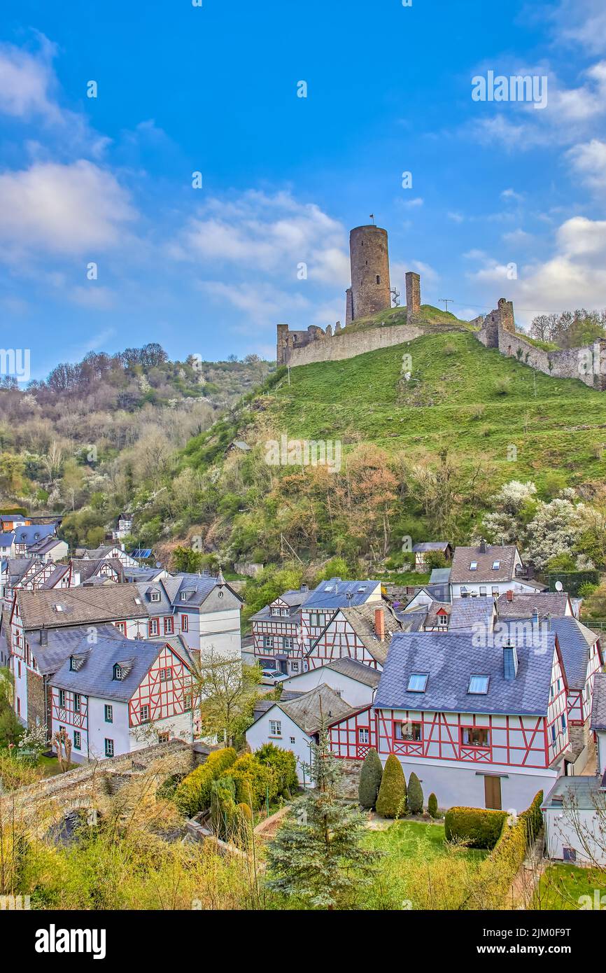 Uno scatto verticale dei castelli di Lowenburg e Philippsburg sulla collina in una piccola città chiamata Monreal in Eifel, Germania Foto Stock