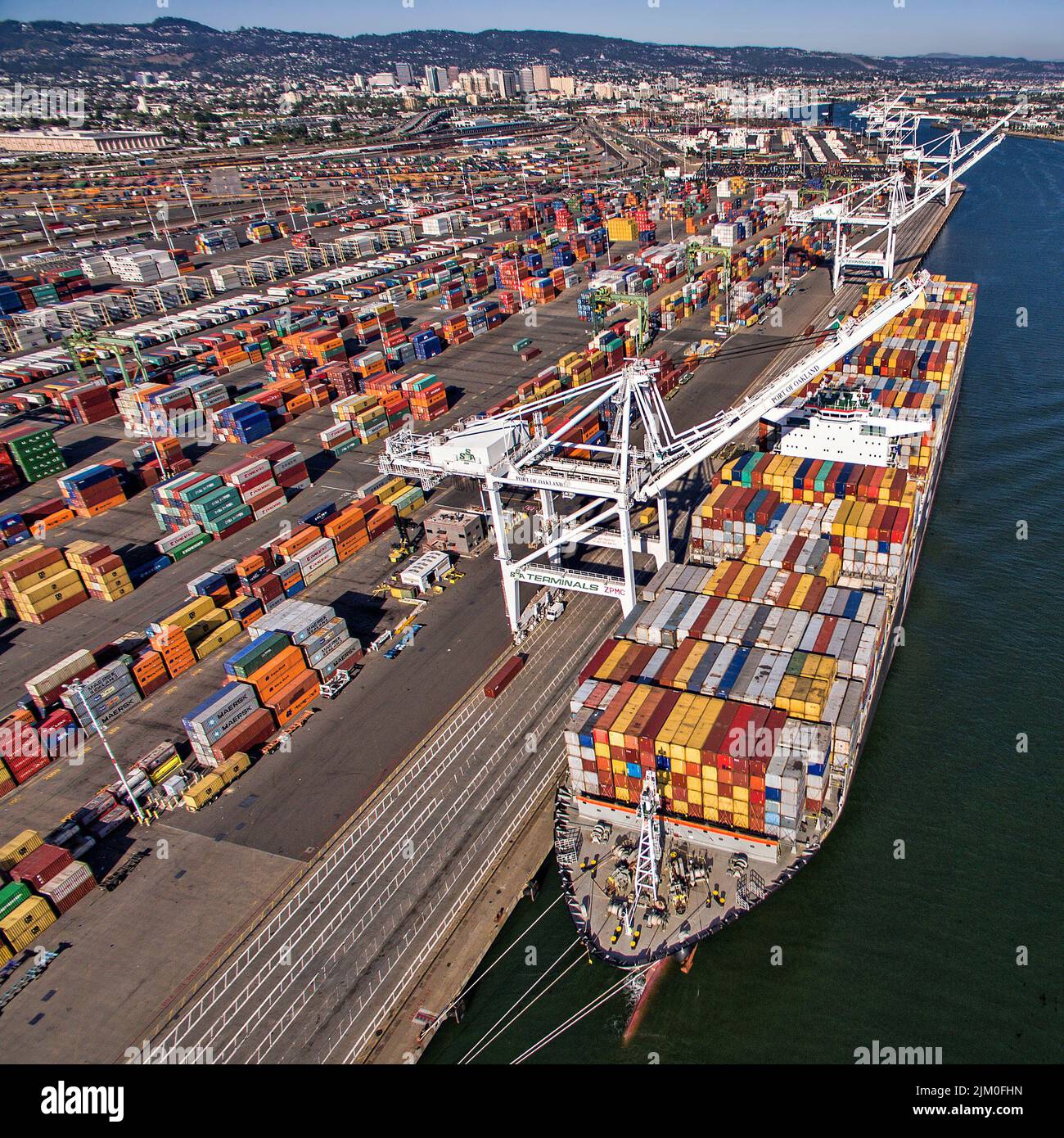 Vista aerea di una nave container ormeggiata al Porto di Oakland nella Baia di San Francisco Foto Stock