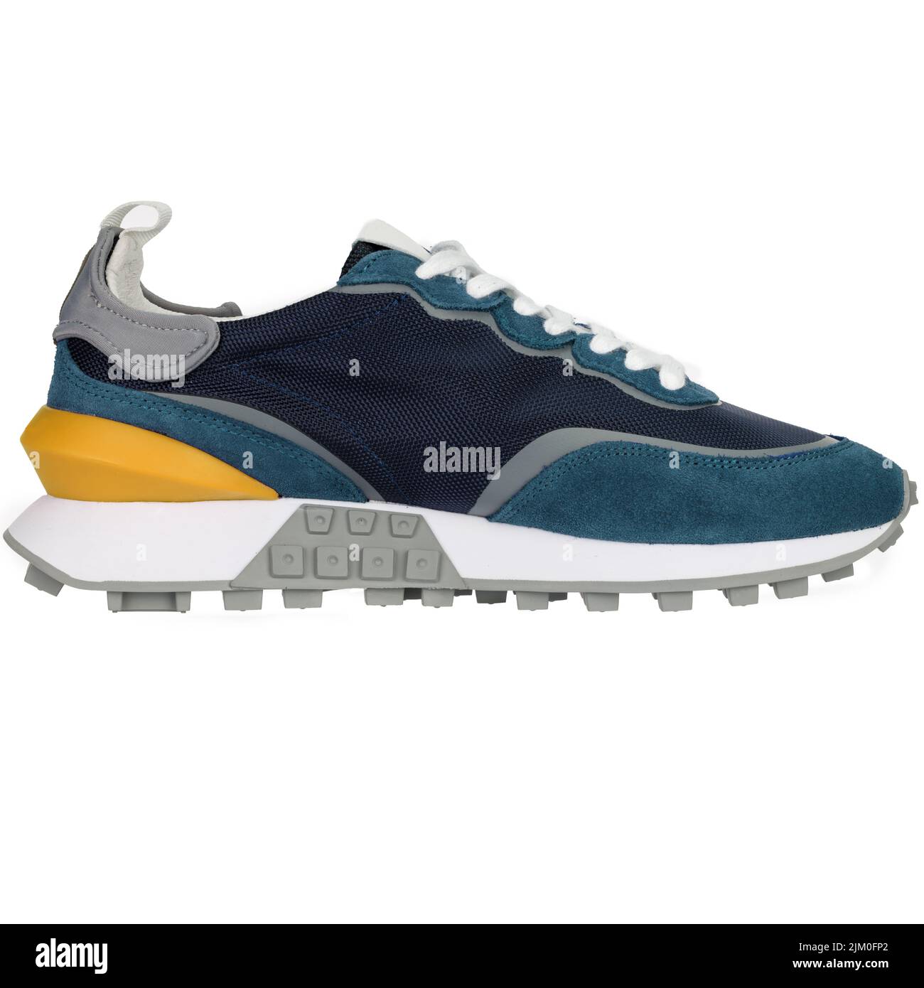 Scarpe da running atletiche, colpo laterale. Scarpe su sfondo bianco, isolate. Sneaker sportiva. Foto Stock