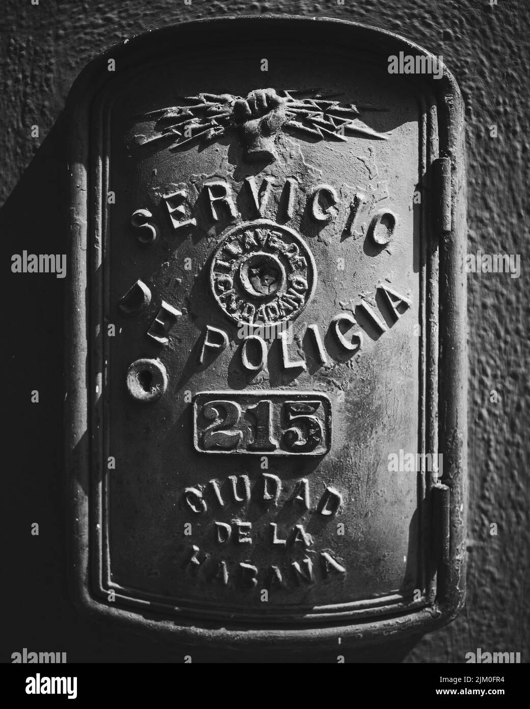 Un servizio di polizia telefono antico a Havana City Foto Stock