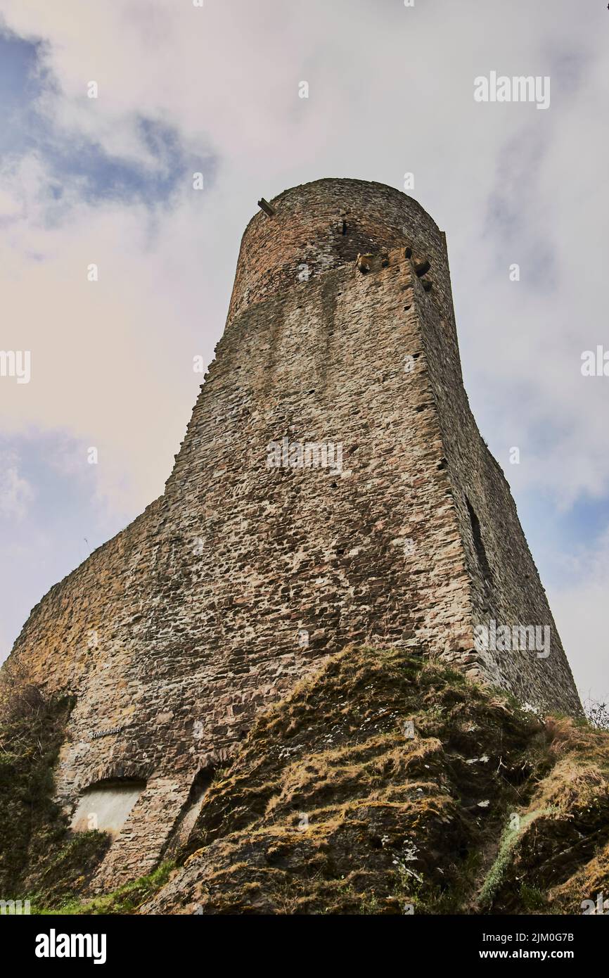 Le rovine di un vecchio castello a Lowenburg, Monreal, Eifel in Germania Foto Stock