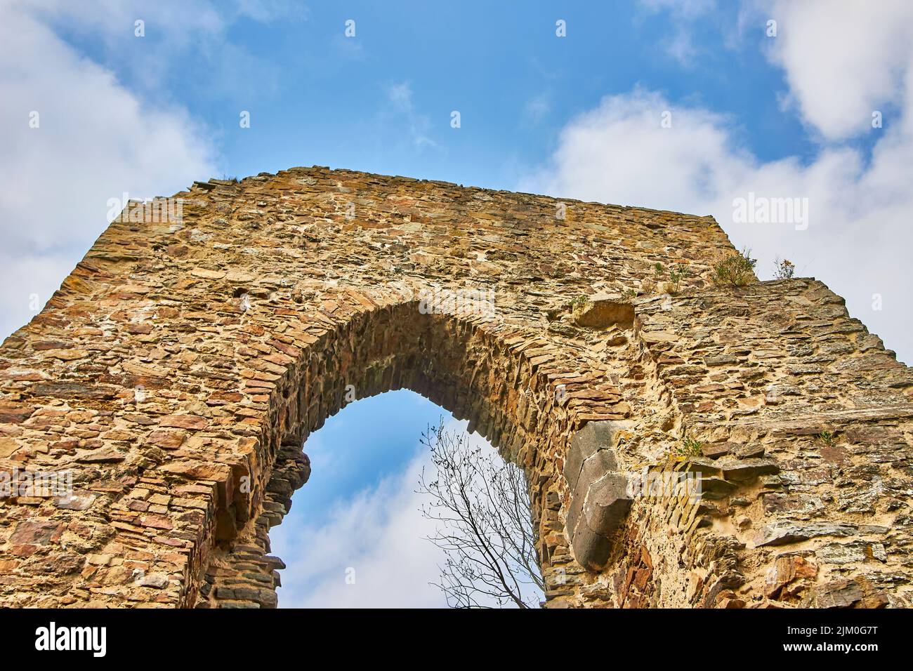 Le rovine di un vecchio castello a Lowenburg, Monreal, Eifel in Germania Foto Stock