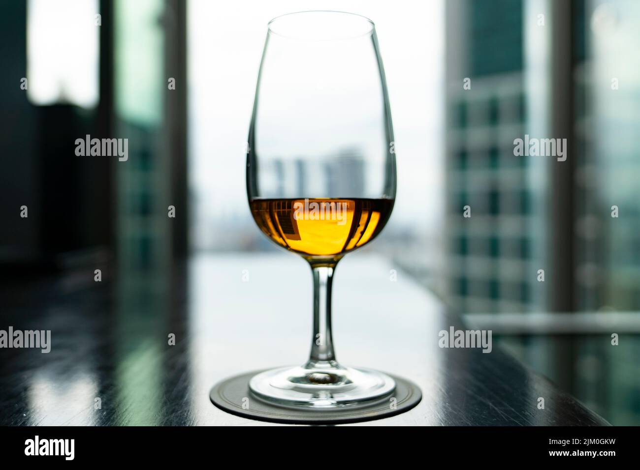 Un bicchiere di whisky giapponese vicino ad una finestra Foto Stock