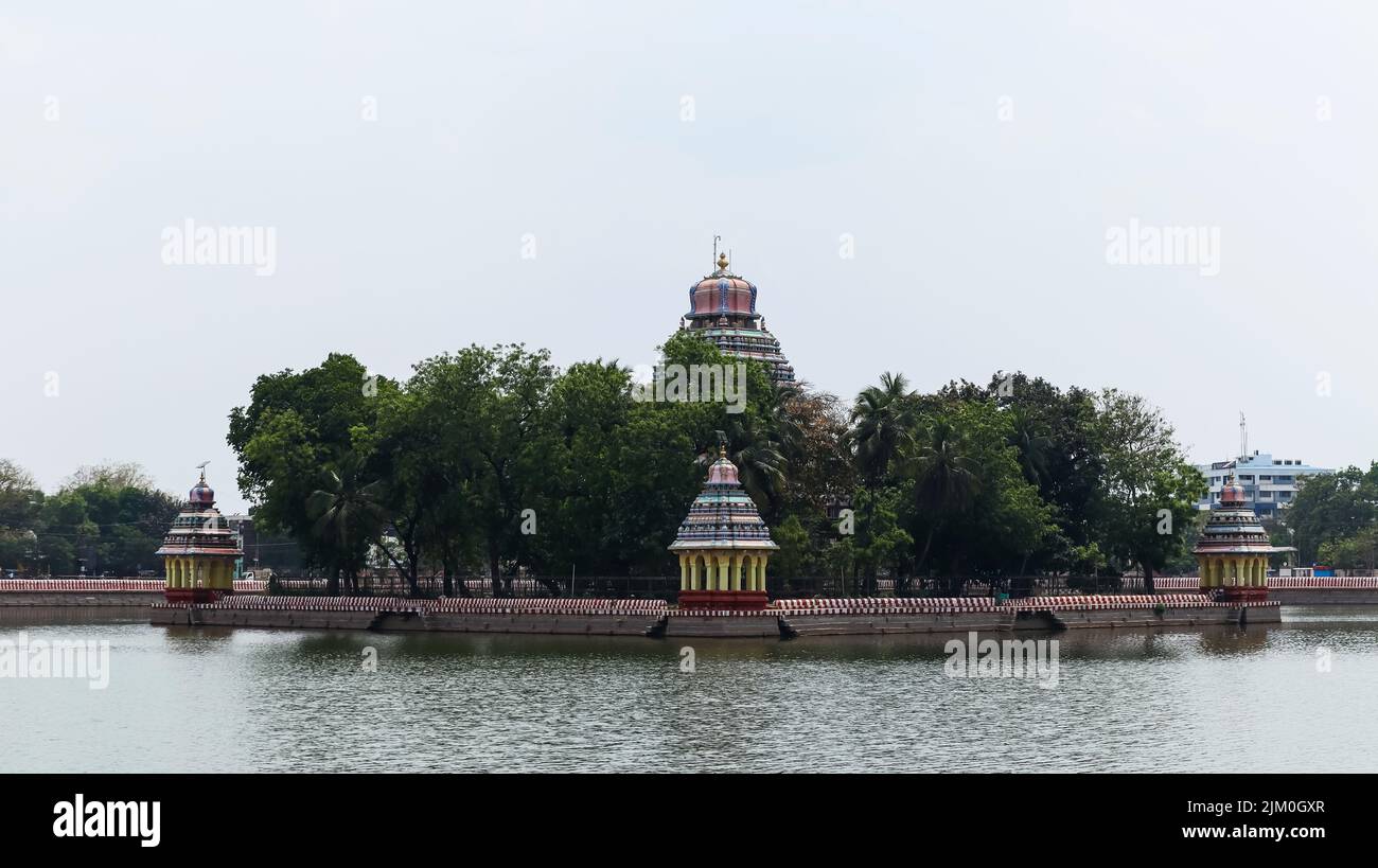 Vista del tempio di Mariamman Kovil Teppakulam, Madurai, Tamilnadu, India. Un tempio stagno complesso con un'isola artificiale nel mezzo Foto Stock