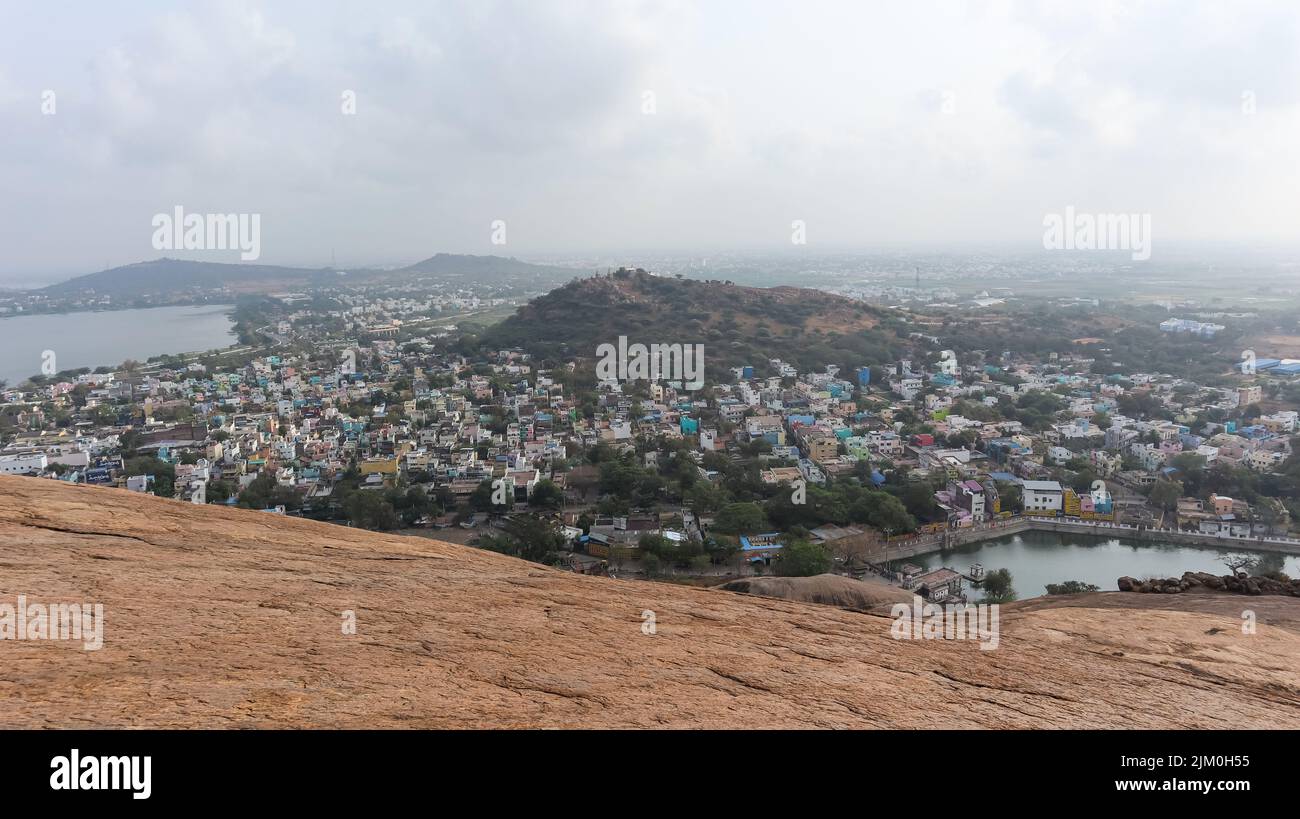 Vista della città di Madurai dalla collina di roccia di Thiruparankundram, Madurai, Tamilnadu, India. Foto Stock