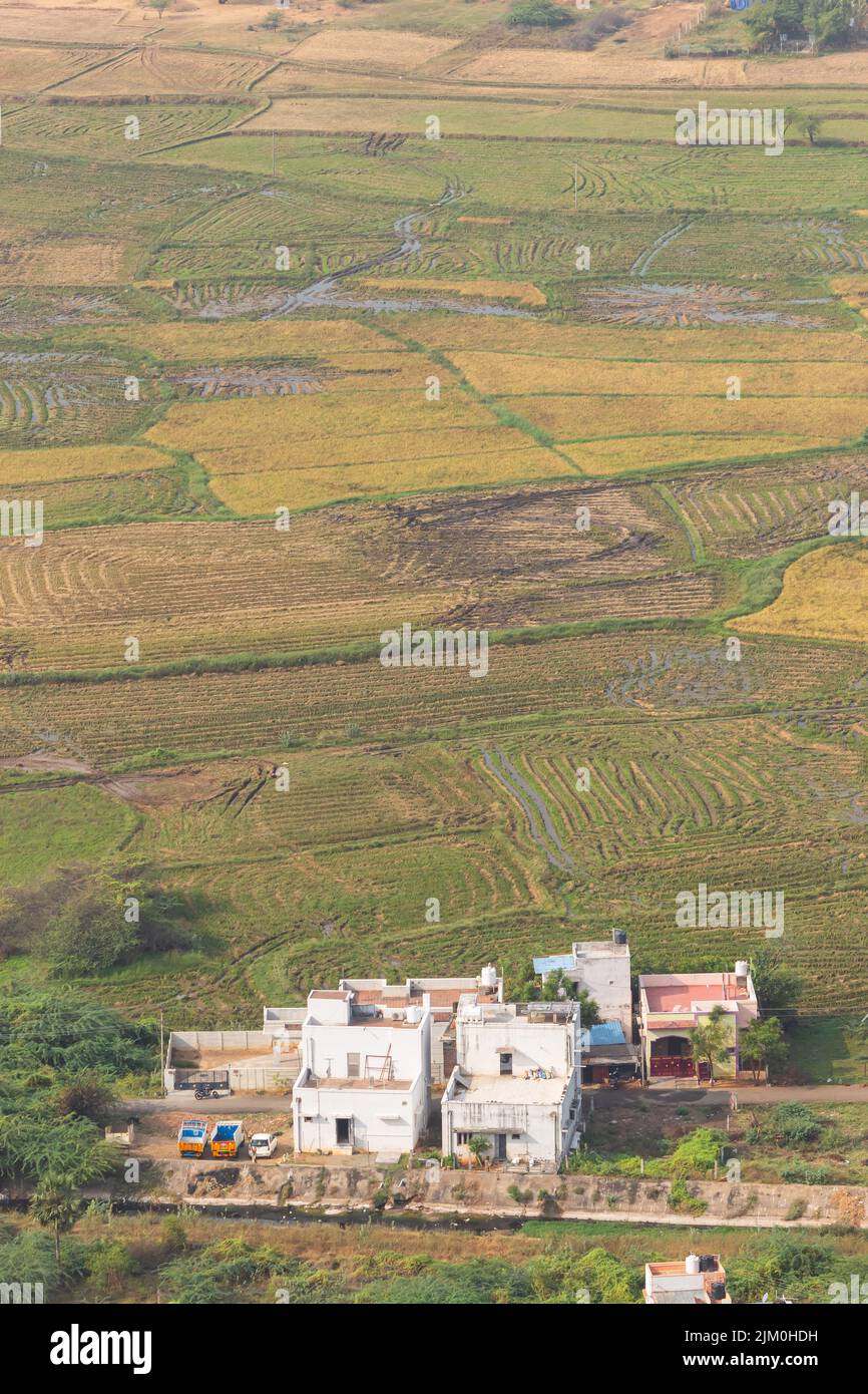 Vista mattutina delle case coloniche e dei campi da Thiruparankundram Rock Hill, Madurai, Tamilnadu, India. Foto Stock