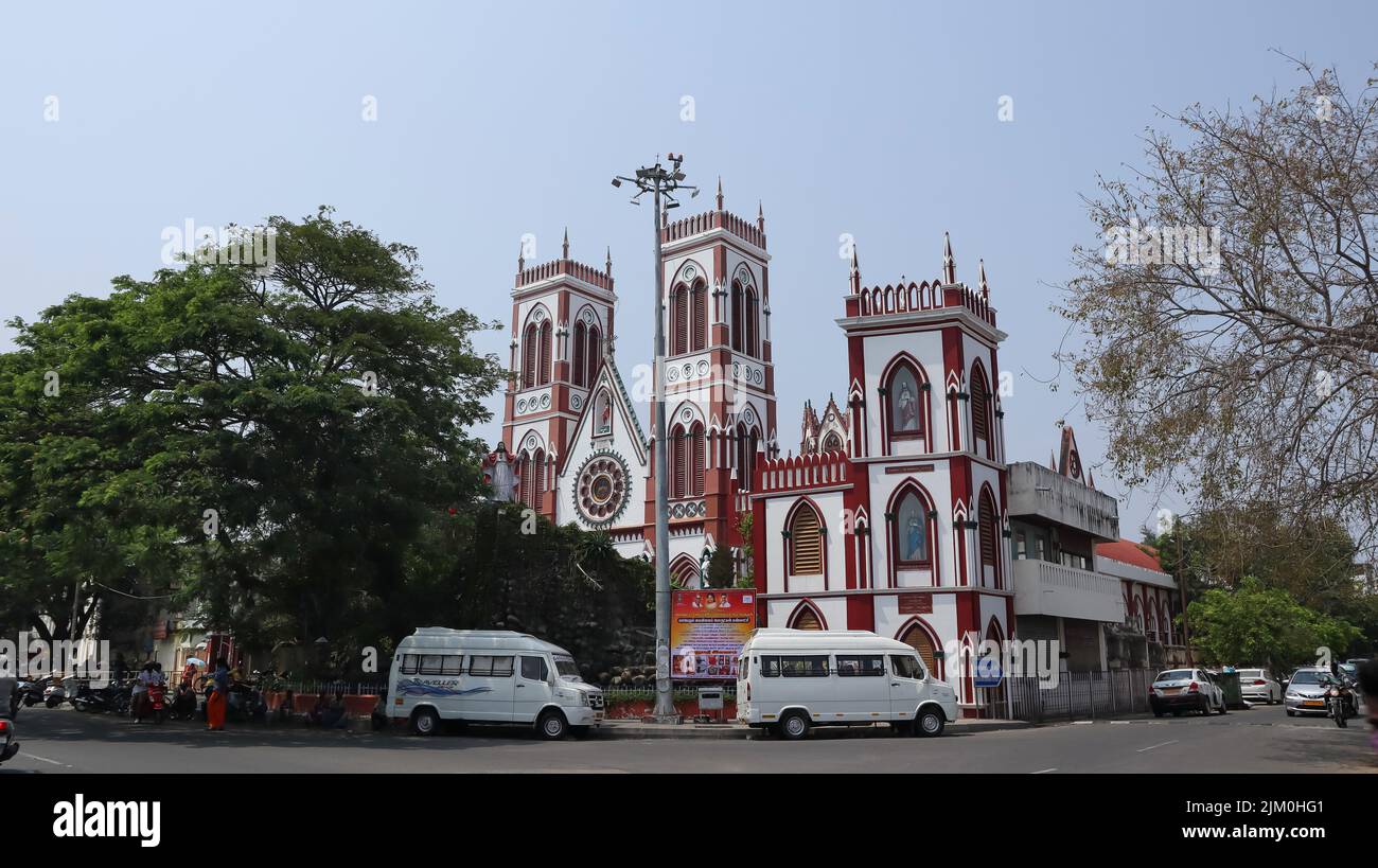 Vista sulla strada della Basilica del Sacro cuore di Gesù Chiesa, costruita nel 1907, Pondicherry o Puducherry, India. Foto Stock