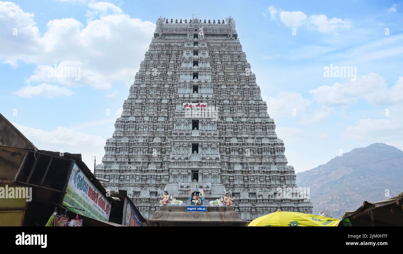 Vista frontale dell'ingresso principale del tempio di Arunachaleshwara Gopuram, il tempio costruito durante la dinastia Chola nel 9th secolo, Tiruvannamalai, Tamilnad Foto Stock