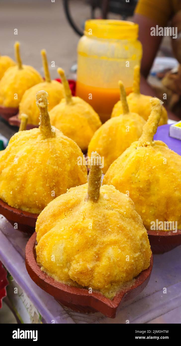 Lampada fatta di ghee come offerta a Dio durante Aarti, Tiruvannamalai, Tamilnadu, India. Foto Stock