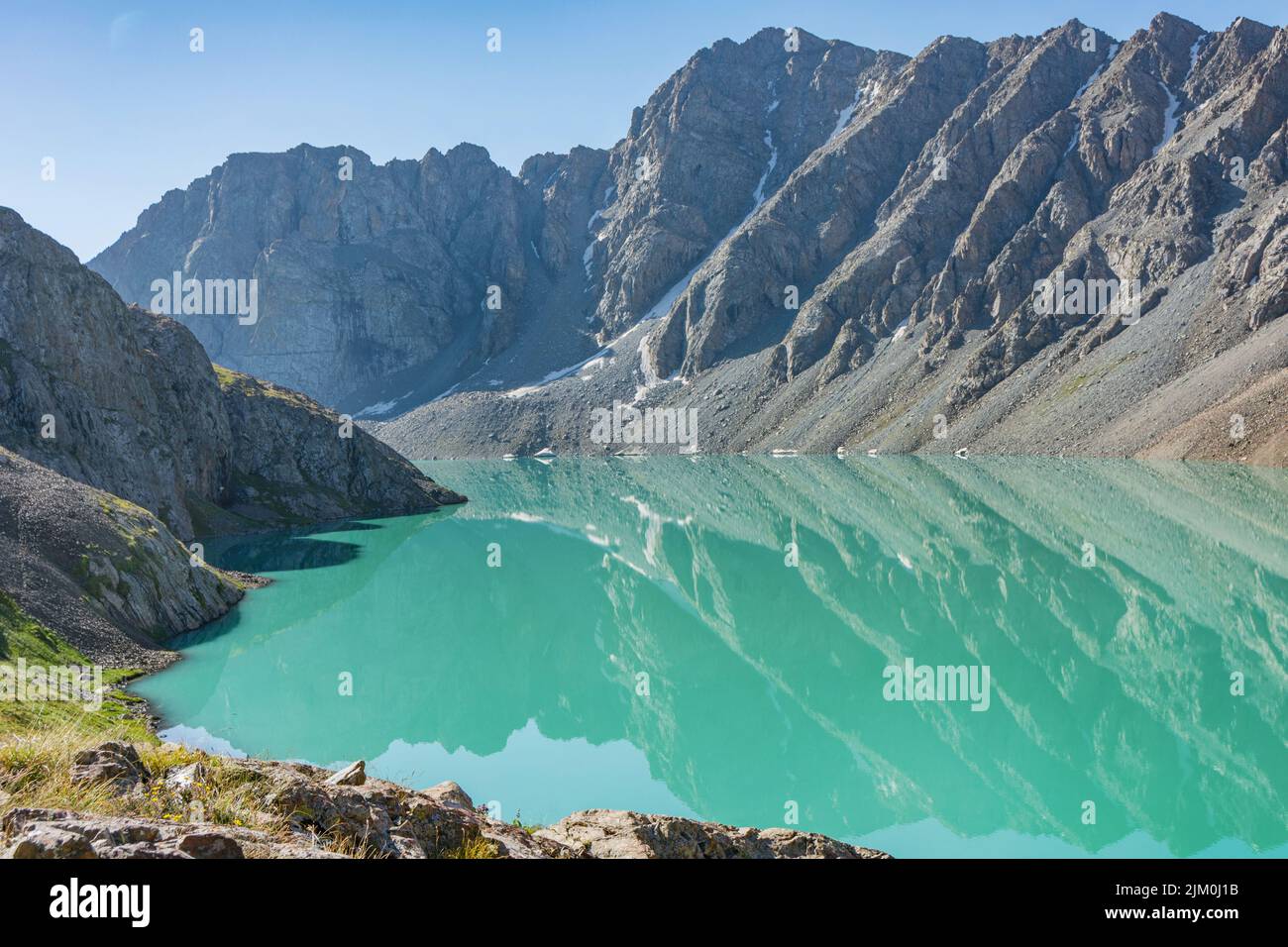 Meraviglioso paesaggio di montagna, lago, altopiano, picco, bellezza mondo pittoresco vista vicino Alakul lago in Terskey Alatoo montagne, Tian-Shan, Karakol, Ky Foto Stock