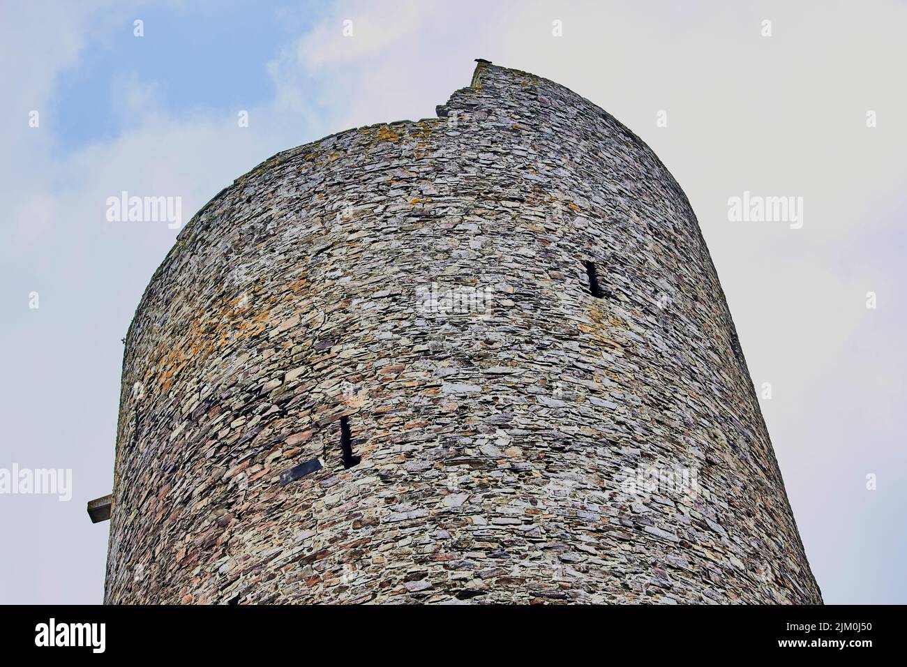 Un'inquadratura a basso angolo delle rovine del Lowenburg a Monreal Foto Stock