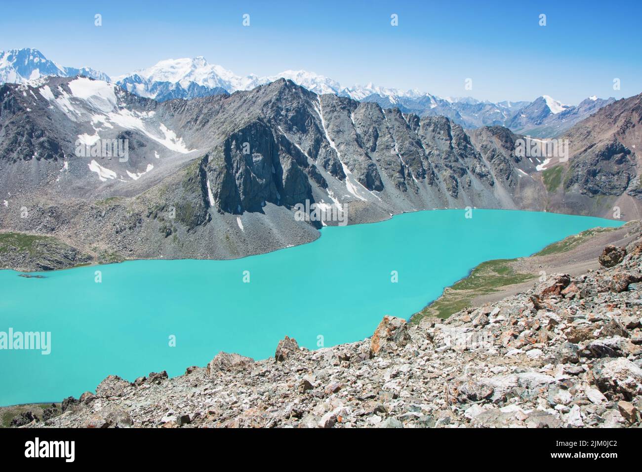 Meraviglioso paesaggio di montagna, lago, altopiano, picco, bellezza mondo pittoresco vista vicino Alakul lago in Terskey Alatoo montagne, Tian-Shan, Karakol, Ky Foto Stock
