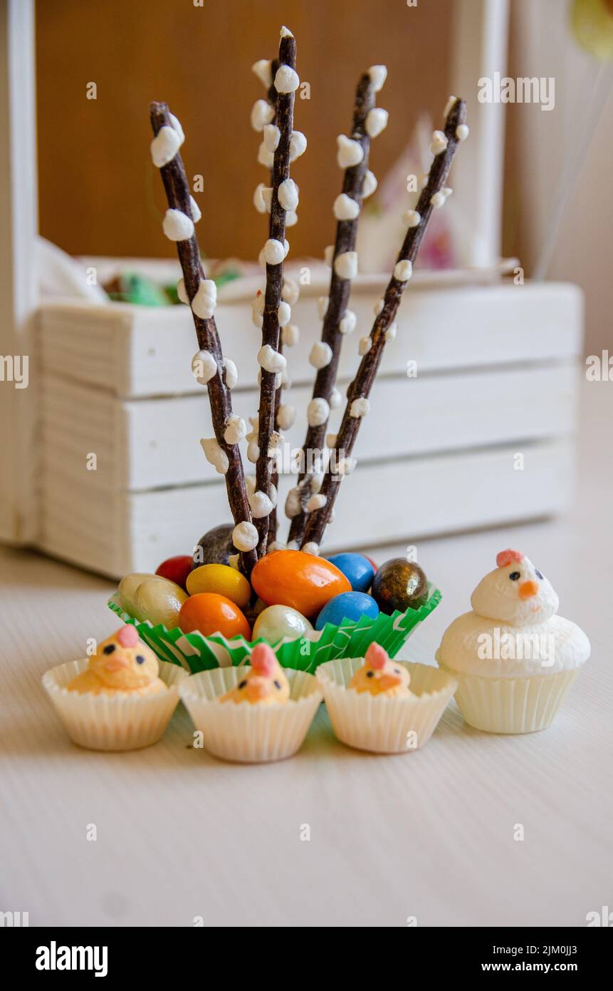 Foto verticale di coloratissime decorazioni a uovo e cupcake per Pasqua Foto Stock