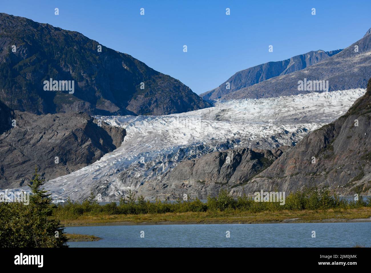 La vista delle montagne coperte di neve e ghiaccio. Foto Stock