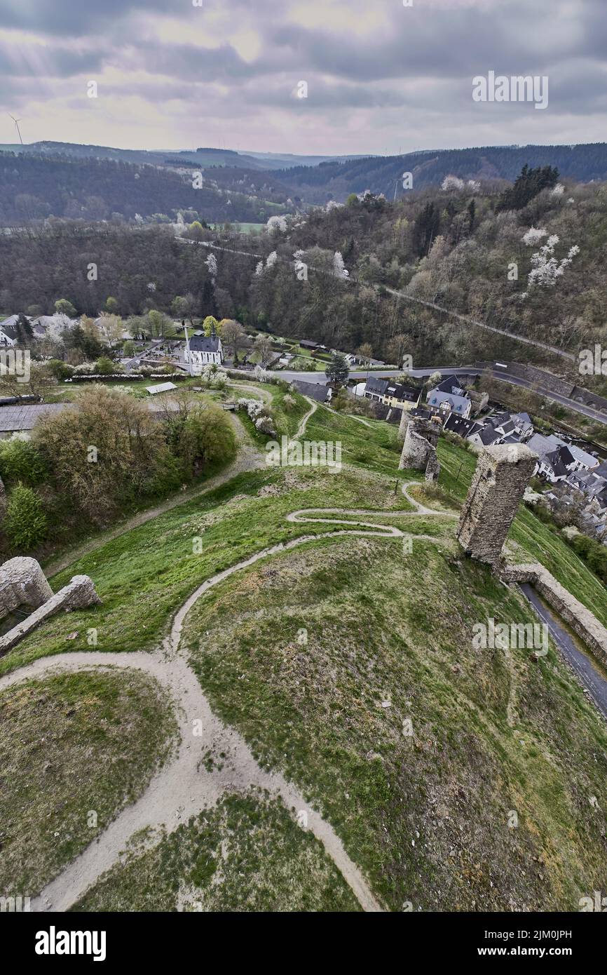 Un'immagine verticale del Lowenburg a Monreal nella regione dell'Eifel in Germania Foto Stock