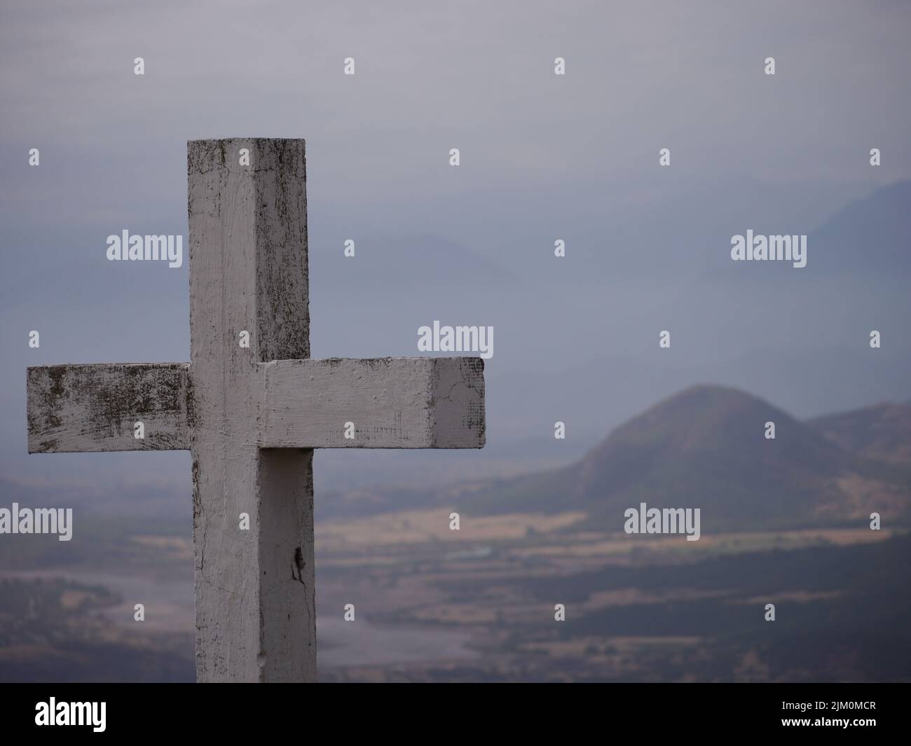 croce cristiana bianca con vista sulle montagne greche Foto Stock