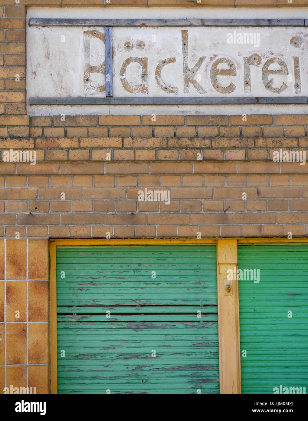 Etichetta e parte anteriore di una panetteria tedesca chiusa Foto Stock