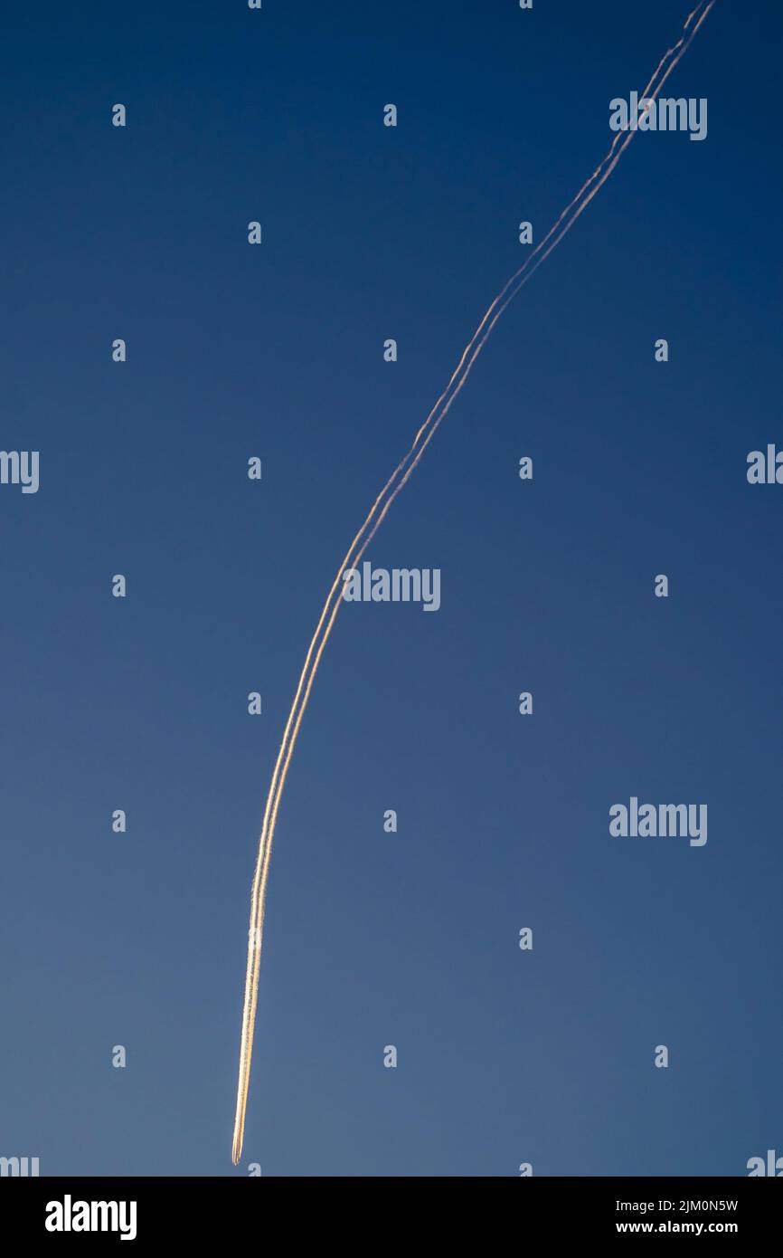 Un percorso in aereo contro un cielo blu luminoso in una giornata di sole Foto Stock