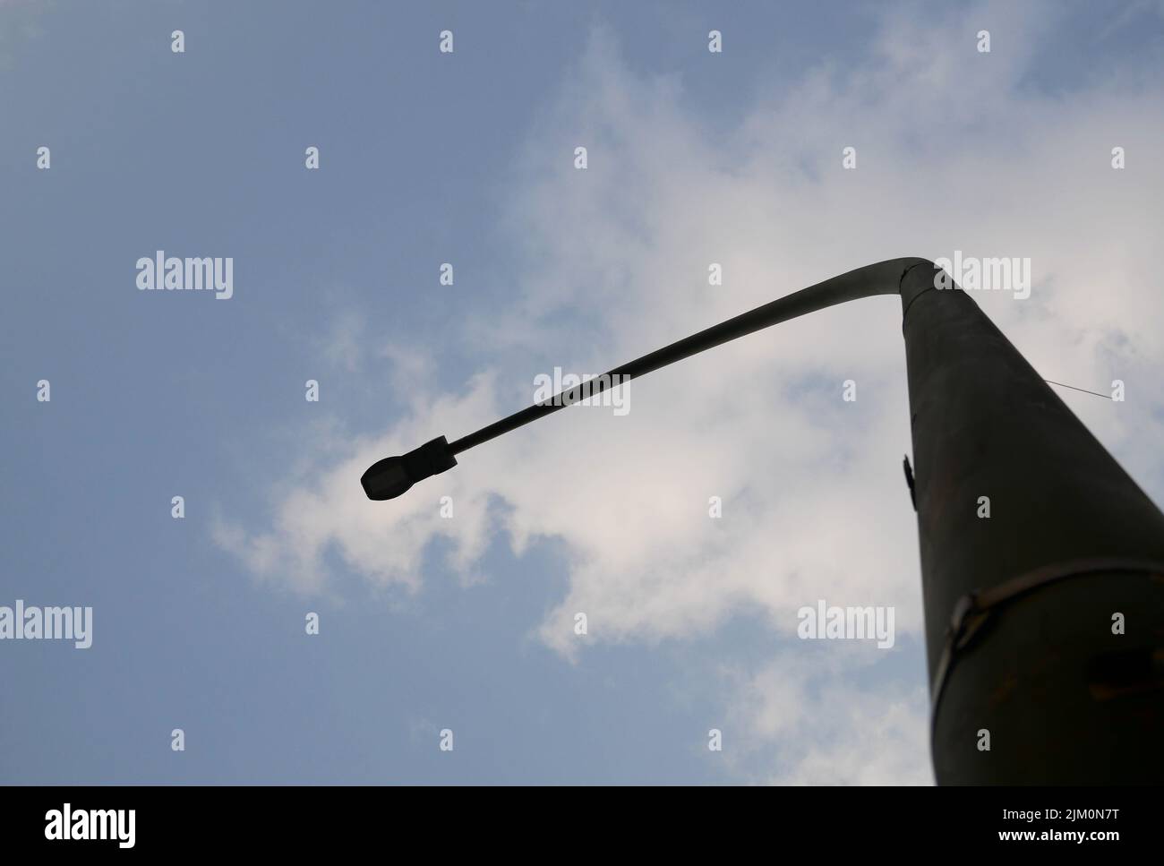 Luce stradale in skys blu con nuvole Foto Stock