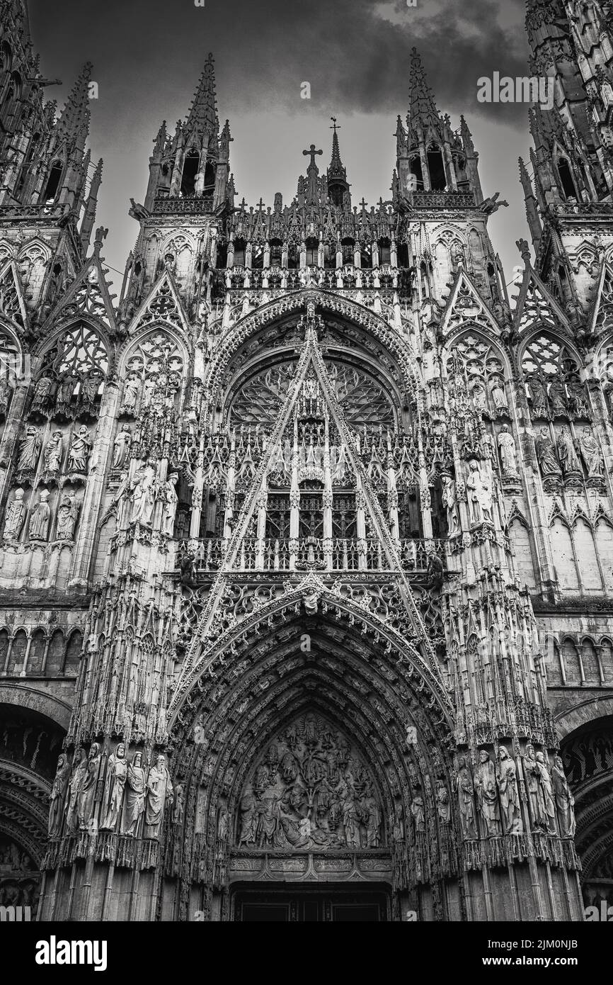 Uno scatto verticale in bianco e nero della Cattedrale di Notre-Dame Foto Stock