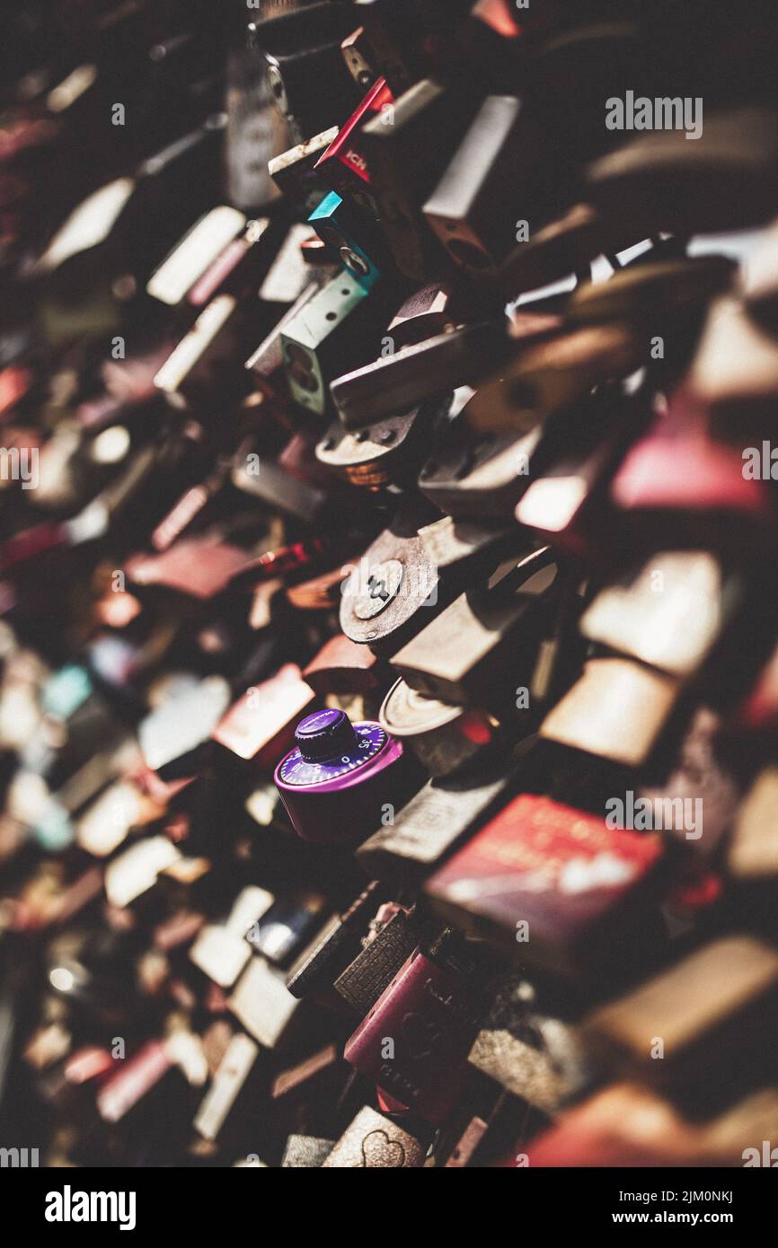 Un primo piano verticale di molte serrature come concetto di amore Foto Stock