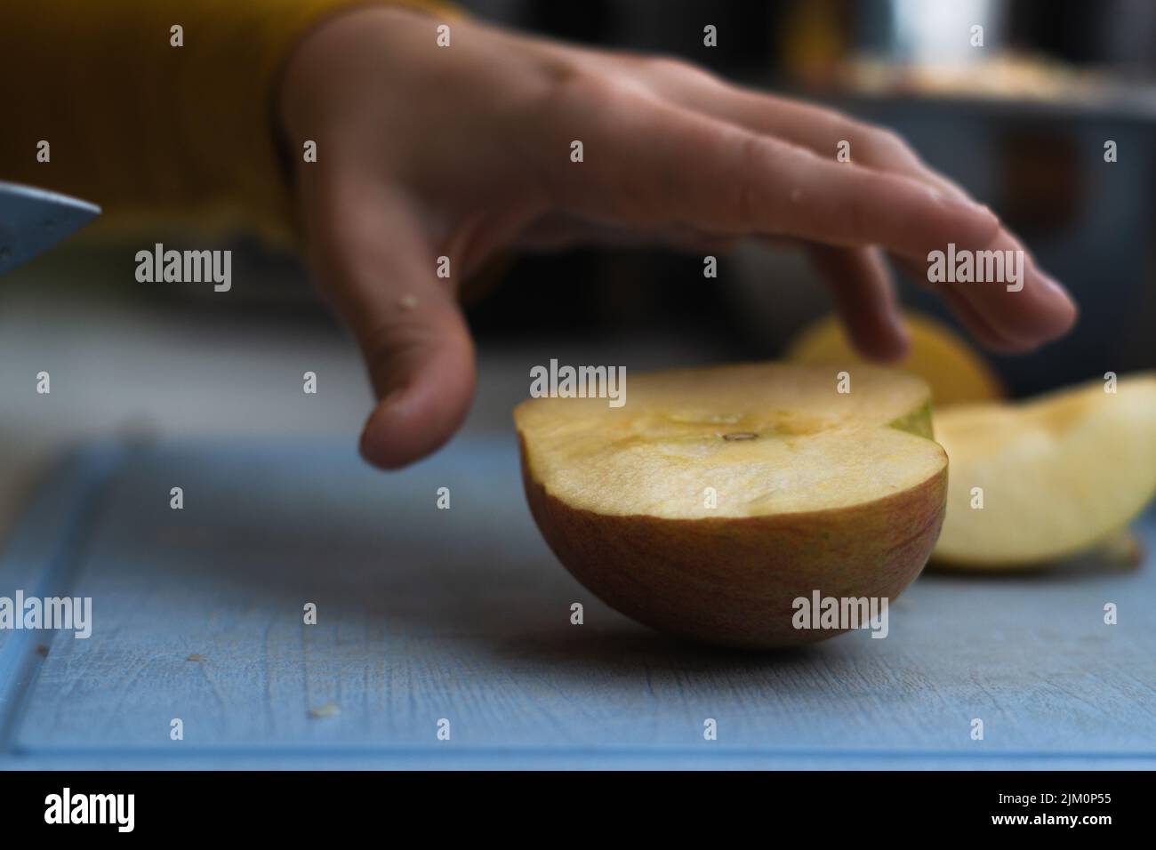 Un primo piano per affettare la mela su un tritare Foto Stock