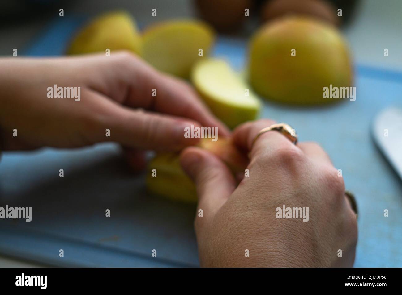 Un primo piano per affettare la mela su un tritare Foto Stock