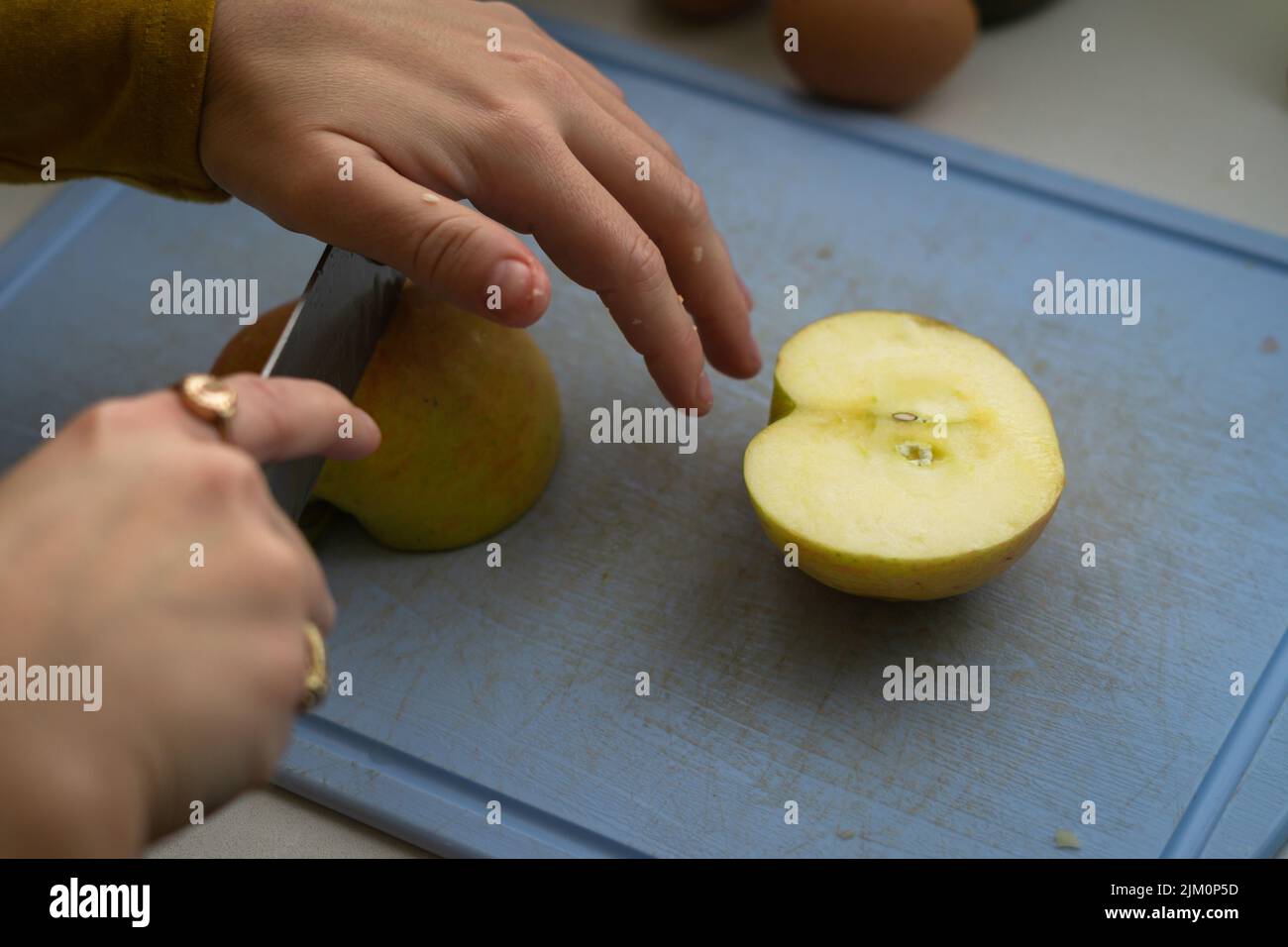 Un primo piano per affettare la mela su un tritare Foto Stock