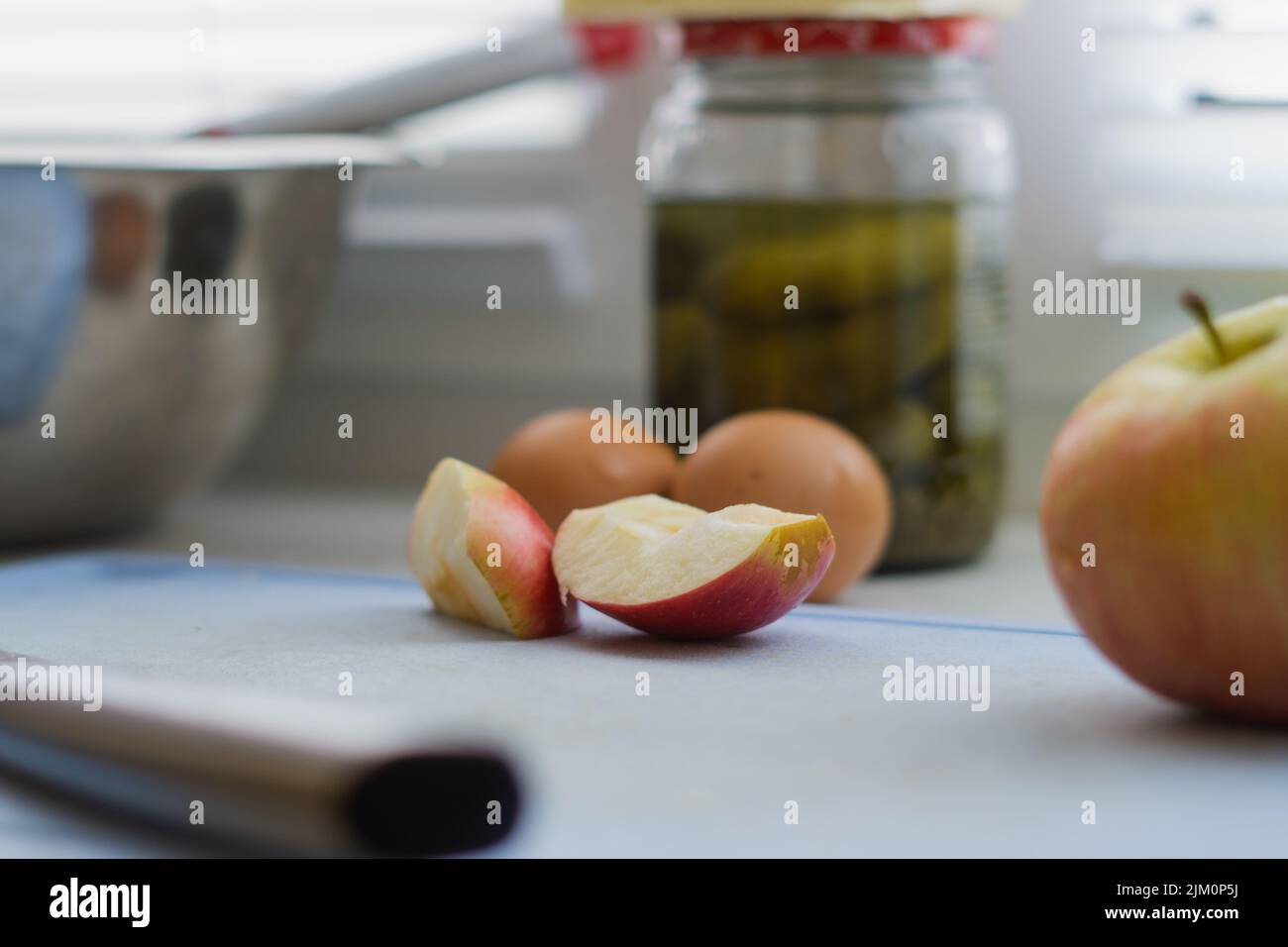 Un primo piano per affettare la mela su un tritare Foto Stock
