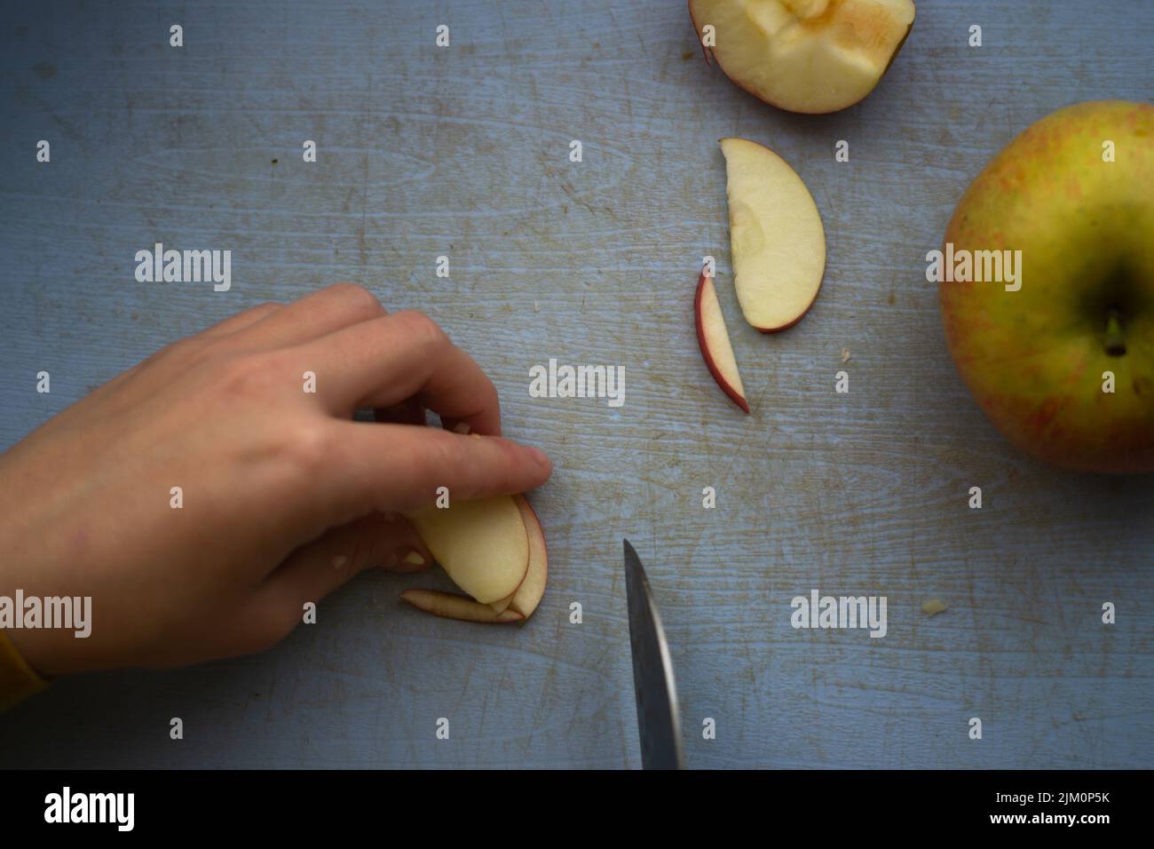 Un primo piano per affettare la mela su un tritare Foto Stock