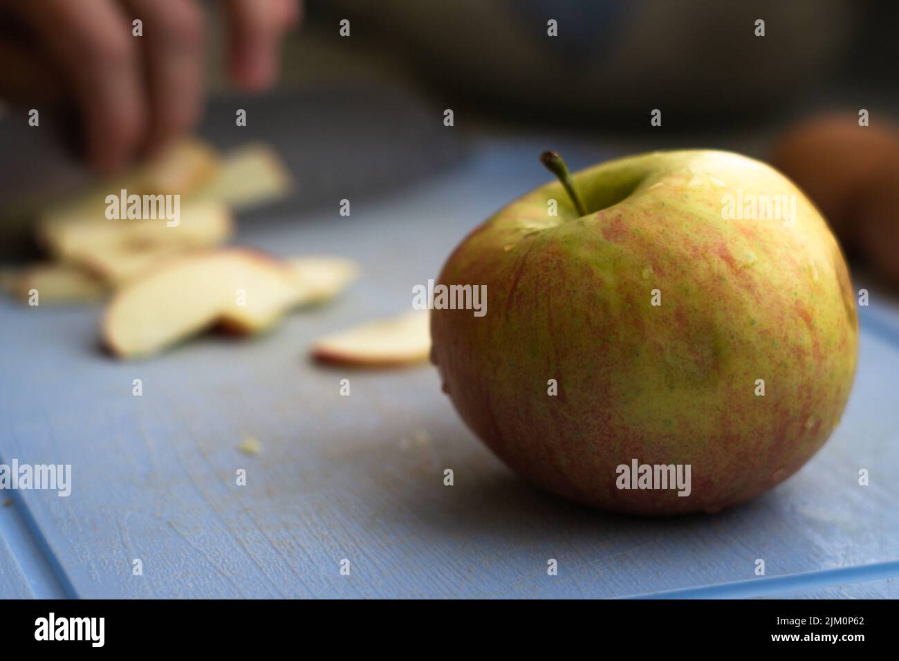Un primo piano per affettare la mela su un tritare Foto Stock