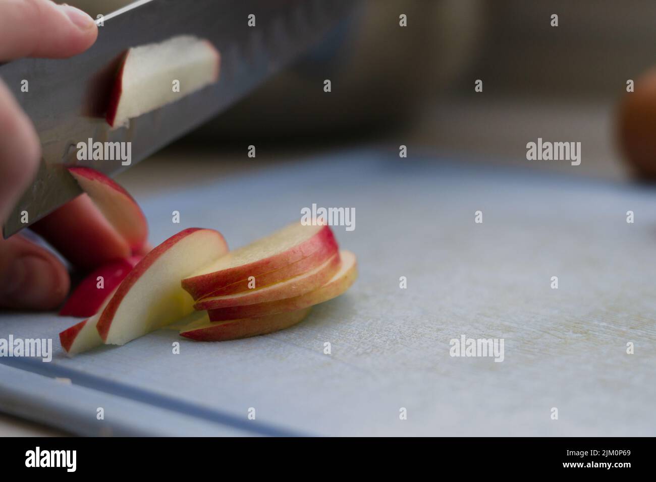 Un primo piano per affettare la mela su un tritare Foto Stock