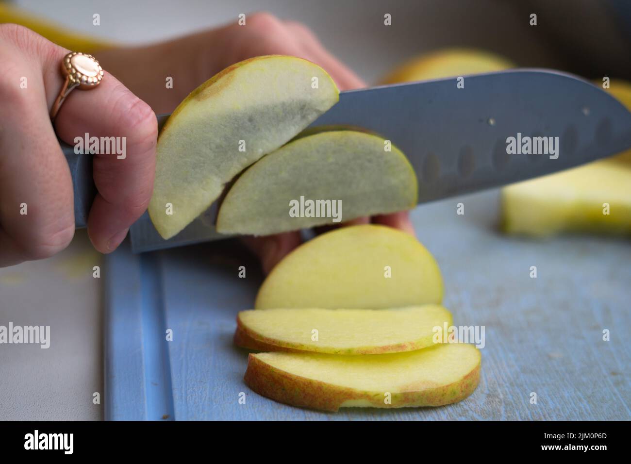 Un primo piano per affettare la mela su un tritare Foto Stock