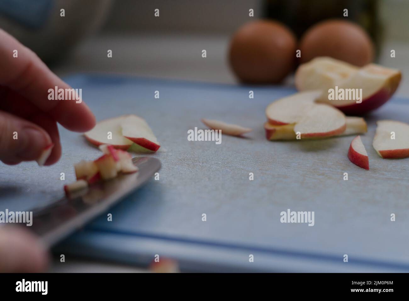 Un primo piano per affettare la mela su un tritare Foto Stock