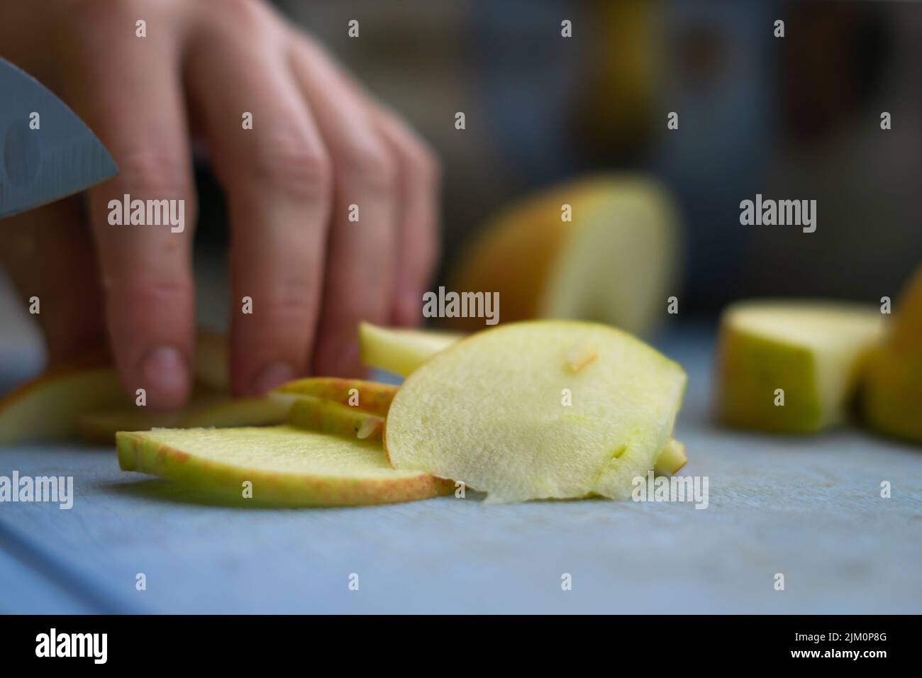 Un primo piano per affettare la mela su un tritare Foto Stock