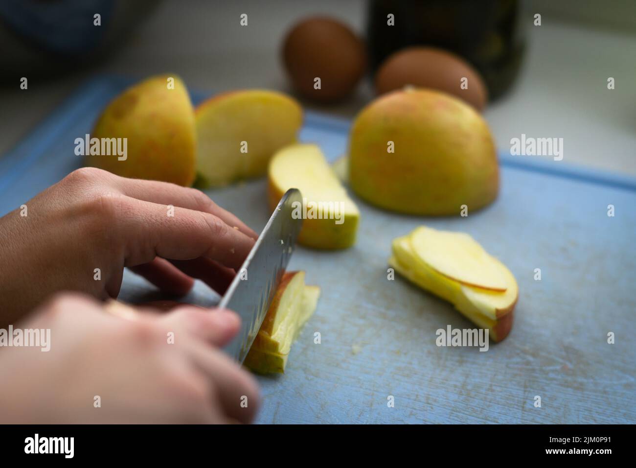 Un primo piano per affettare la mela su un tritare Foto Stock