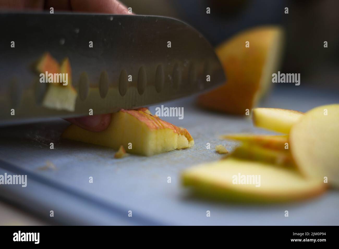 Un primo piano per affettare la mela su un tritare Foto Stock