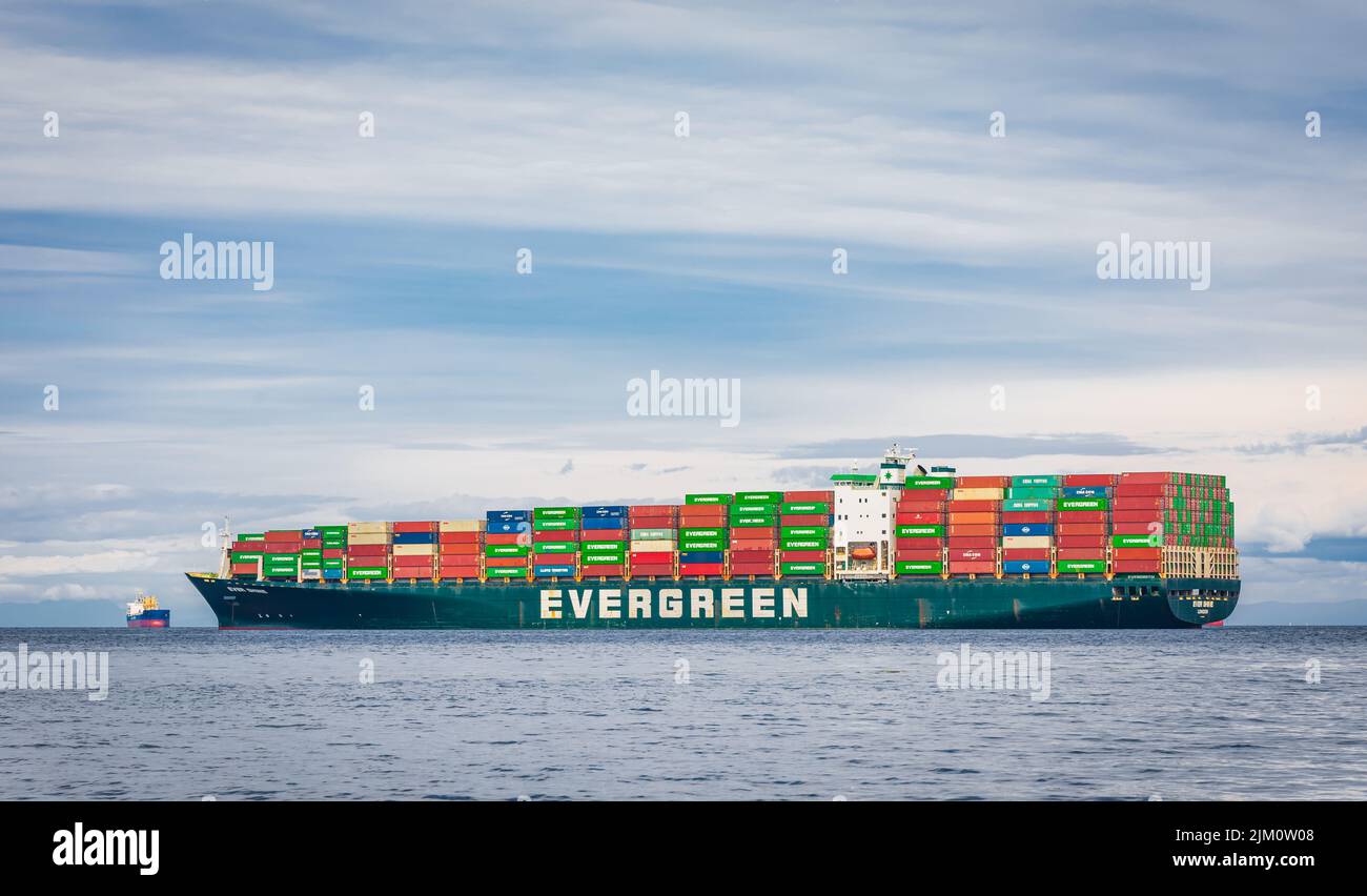 Nave container Evergreen con carico ancorato nel porto di Vancouver Island Nanaimo, Canada-luglio 18,2022. Foto di viaggio, industria di trasporto, nessuno, Foto Stock