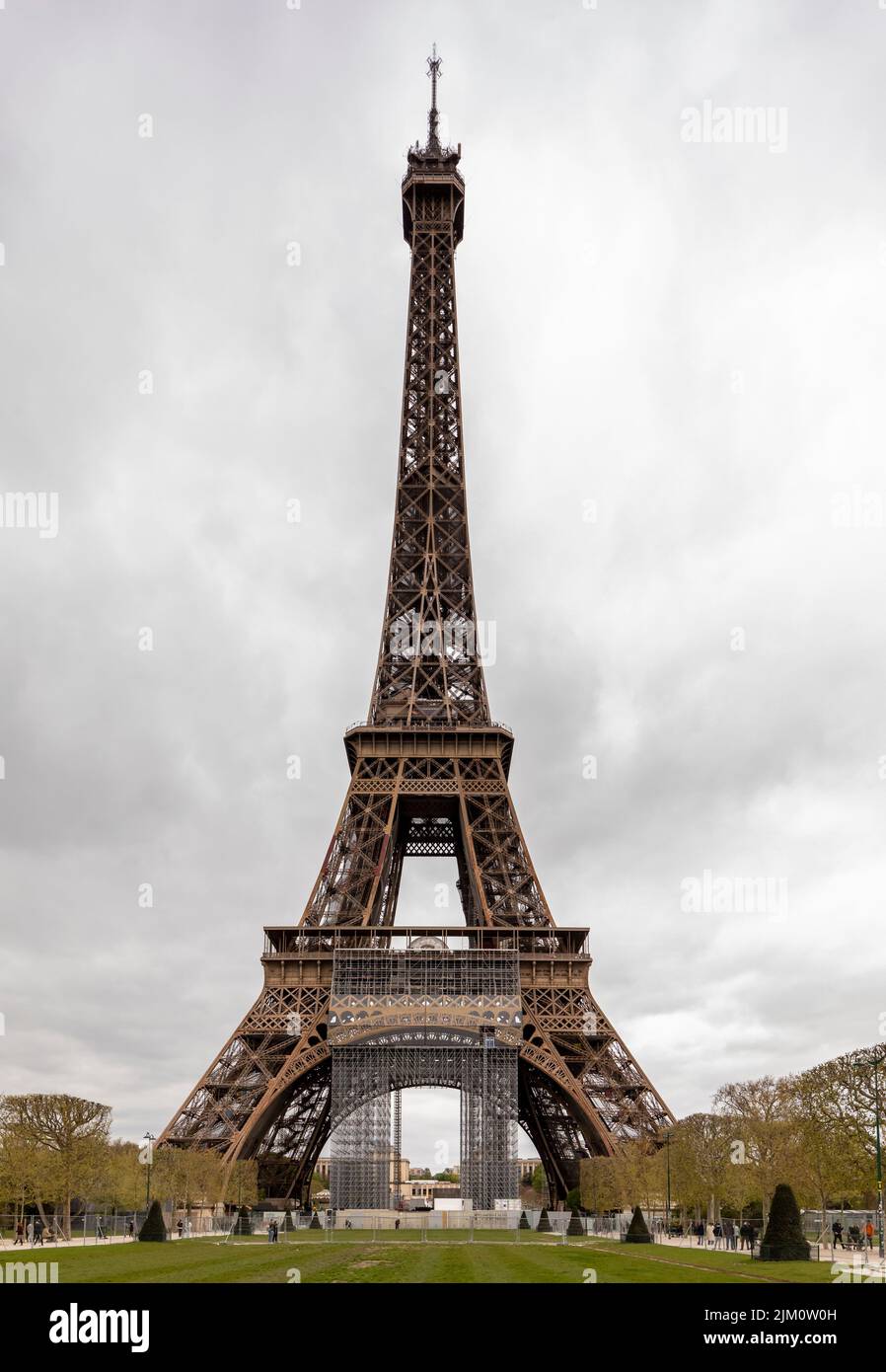 Una foto verticale della famosa Torre Eiffel di Parigi, Francia Foto Stock