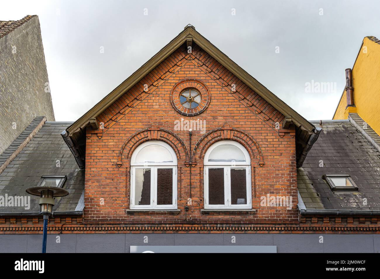 Particolare architettonico di una tradizionale casa danese con due grandi finestre e un tetto spiovente. Assens, Fyn Island, Danimarca, Europa Foto Stock