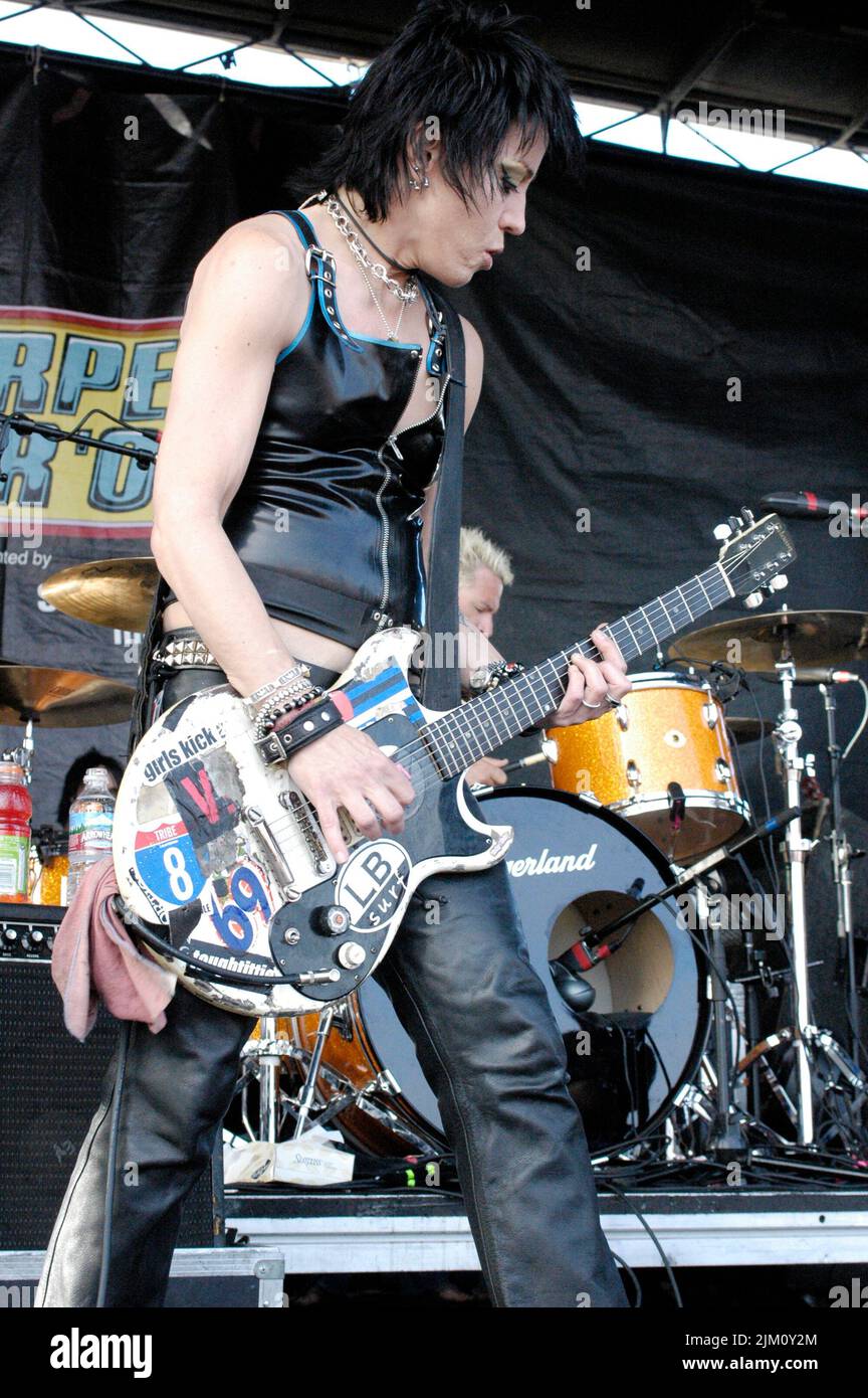 Un primo piano di Joan Jett che si esibisce al Main Stage of the Vans Warped Tour a Ventura, California Foto Stock