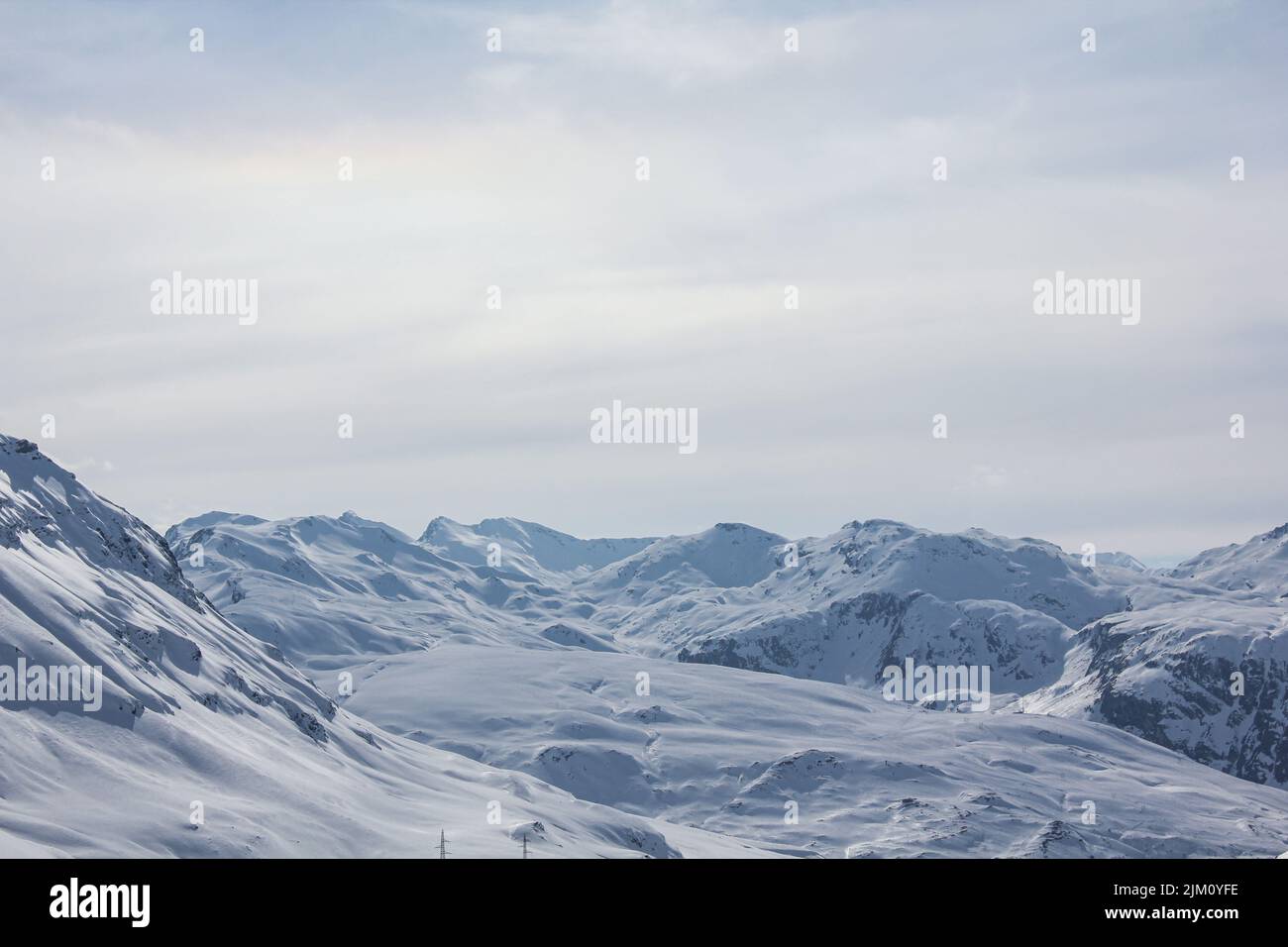 Un bellissimo paesaggio di montagne innevate Foto Stock