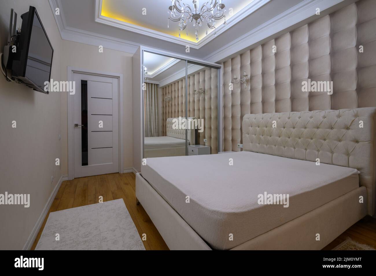 Camera da letto principale di lusso, ben disegnata, in beige moderno Foto Stock