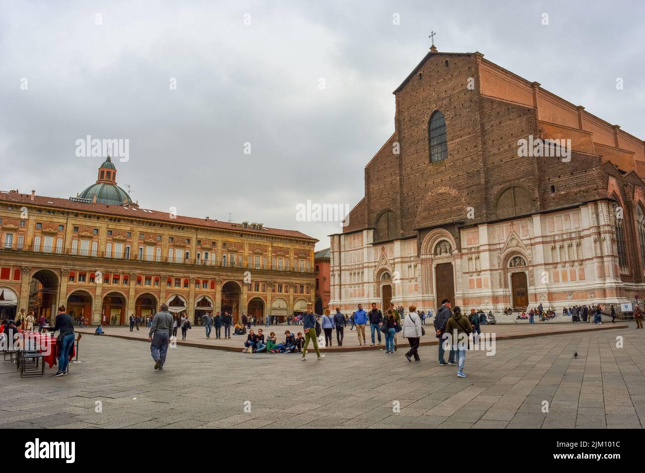 Una splendida vista su Piazza maggiore e sulla Basilica di San Petronio a Bologna Foto Stock